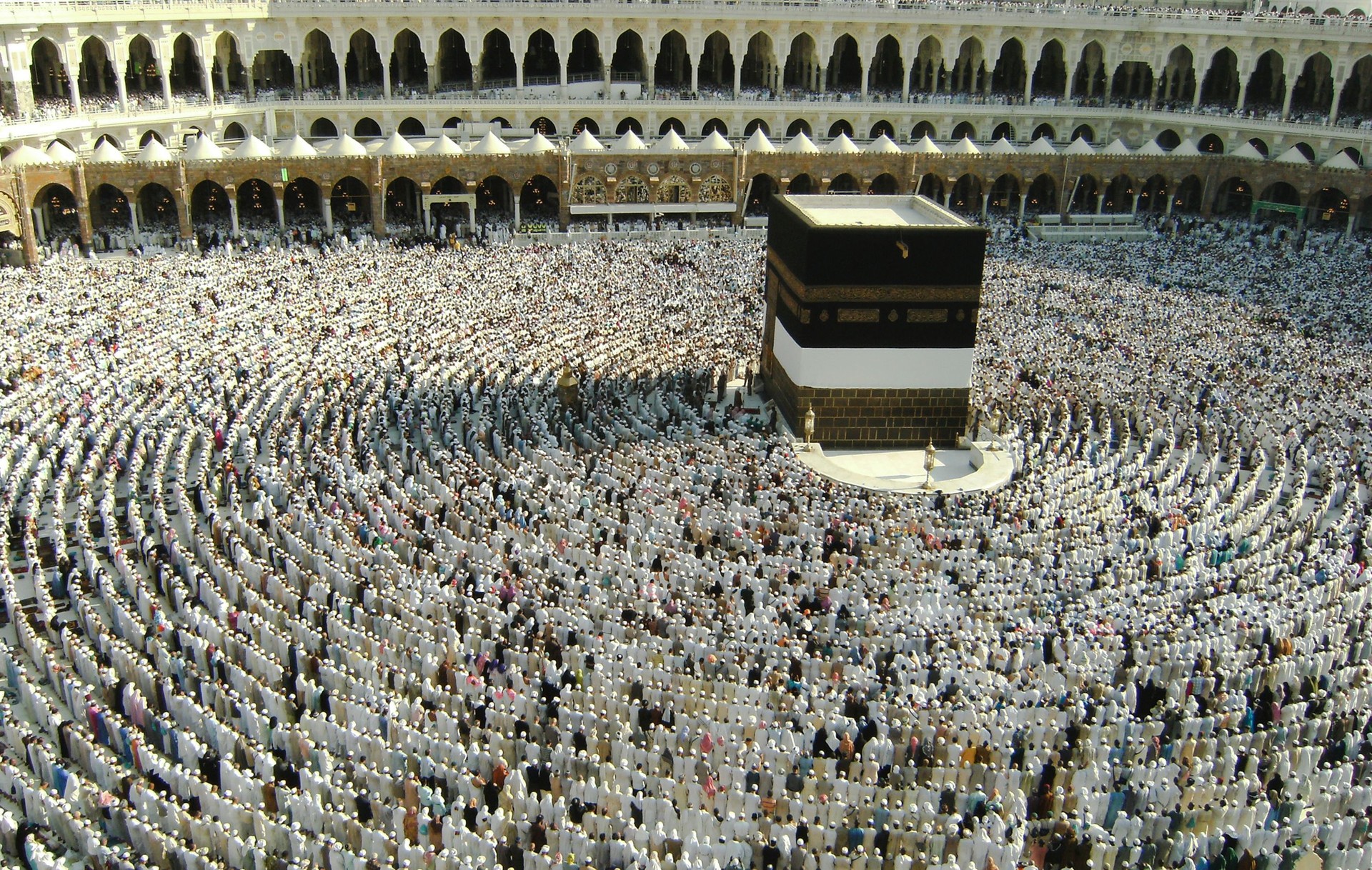 Large crowd assembles to pray at Haram Mosque, Saudi Arabia